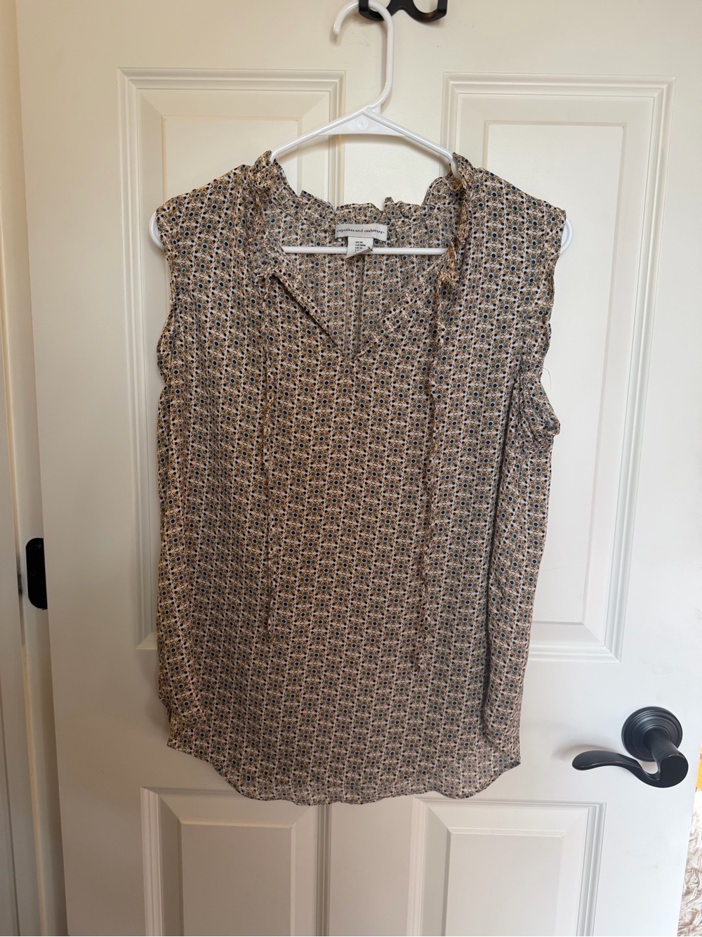 cupcakes & cashmere Beige and Black Geometric Print Sleeveless Camisole